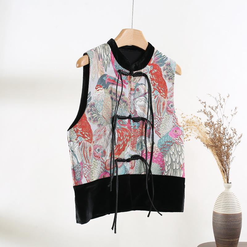 Women's jacquard vest has a versatile temperament. This year's popular button-up top design sense
