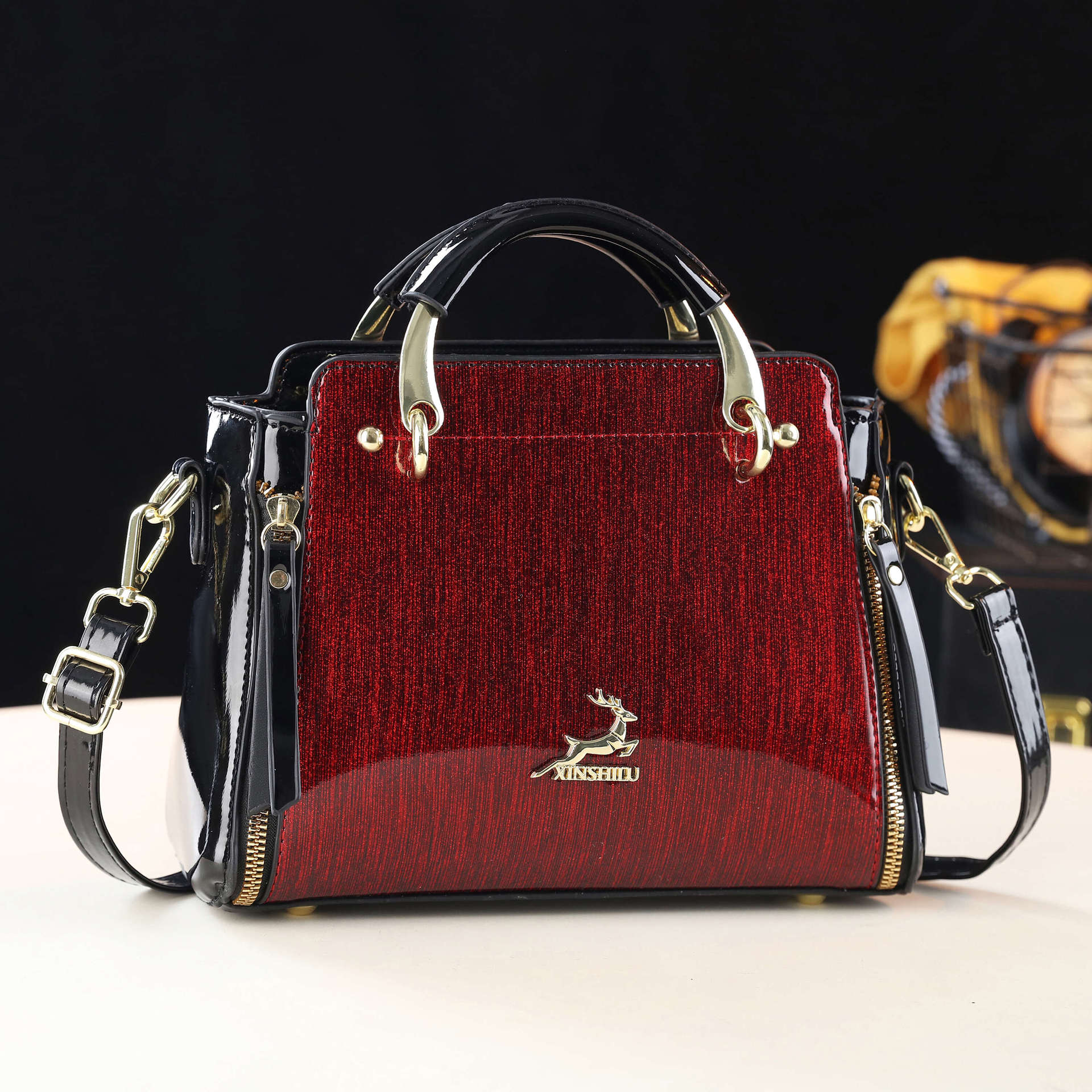 2026 New European and American Style Patent Leather Handbag Women s Fashionable Versatile Crossbody Bag бордовый 2890₽