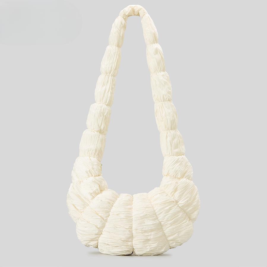 

Женская легкая сумка-круассан с текстурой в виде полумесяца, уменьшающаяся в размерах, через плечо бежевый