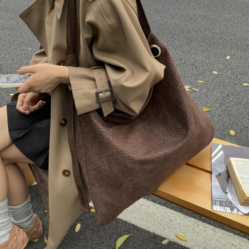 Large-capacity Retro Tote Bag Women's 2025 Autumn and Winter New Trendy Underarm Bag Casual Shoulder Bag Lazy Wind Messenger Bag