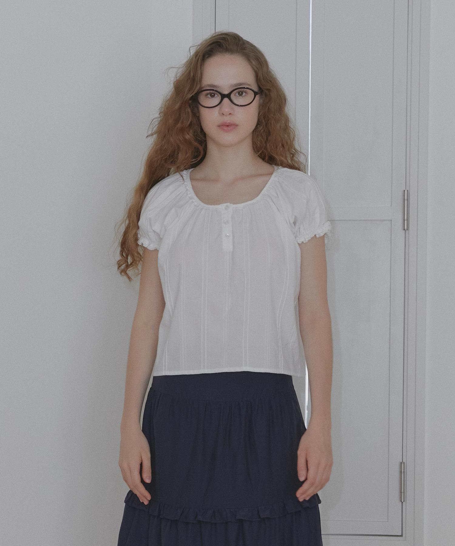 Margarine Fingers Neck Shirring Blouse (White)