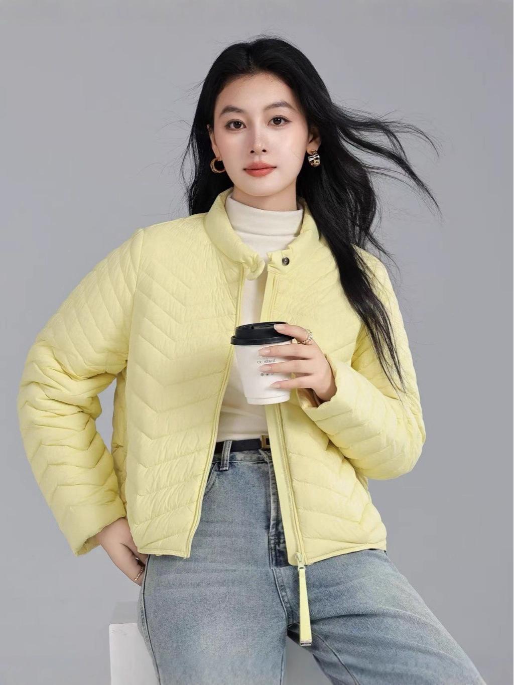 

Женский легкий пуховик со стойкой 2025: Мода Осень/Зима, Свободный крой в стиле кэжуал, 90% пух белой утки Medium светло-желтого