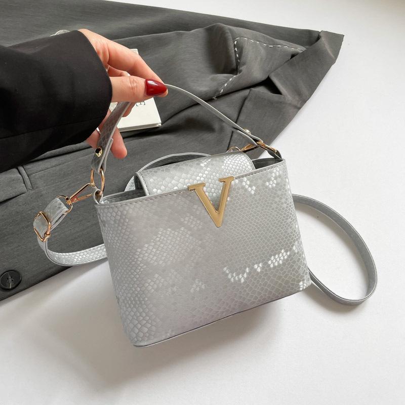 

2025 легкая роскошь высокий класс мода женская сумочка узор змеи универсальная сумка через плечо простая атмосфера сумка-мессенджер серебряный