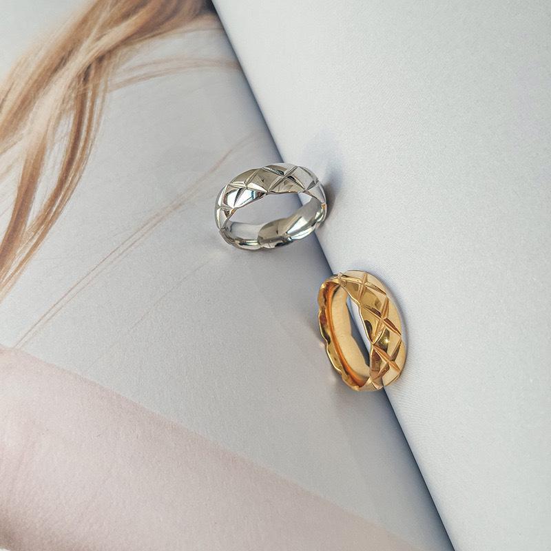 Anillo Minimalista de Moda con Rejilla de Diamantes de Acero de Titanio Dorado - Estilo Francés, No se Desvanece, Joyería de Moda para el Dedo Índice para Parejas