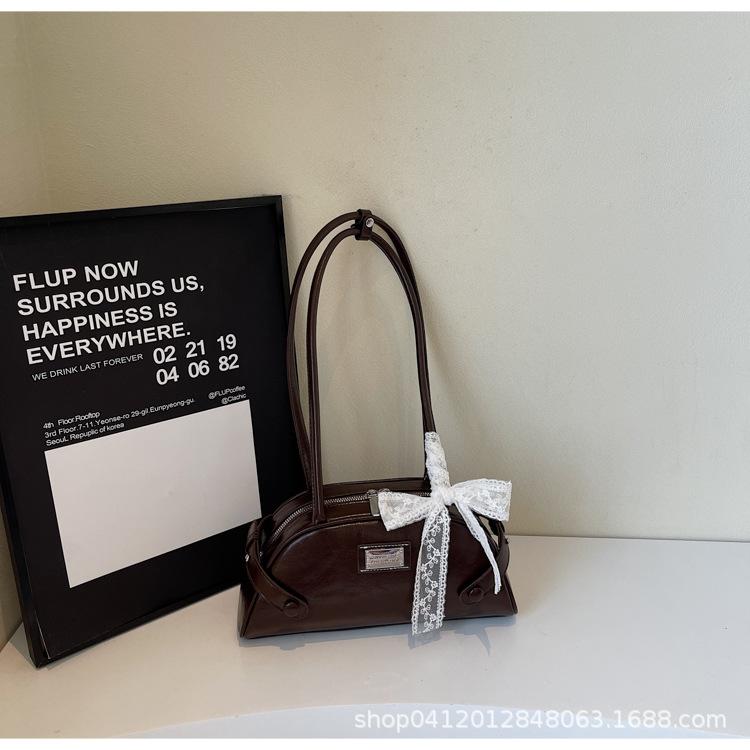 

Foreign silk scarf underarm small bag women s 2025 new French niche shell bag retro commuter shoulder baguette bag темно-коричневого