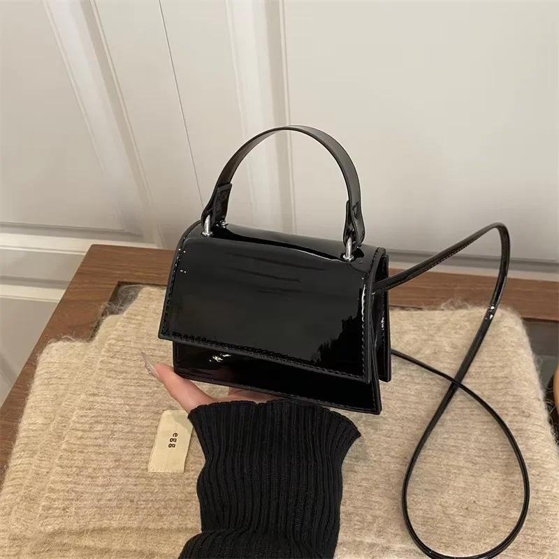 

Fashiable Crossbody Bags Solid Color Shoulder Bags Metal Letter Logo ChainLink Strap Featuring Magnetic Butt for Daily Use
