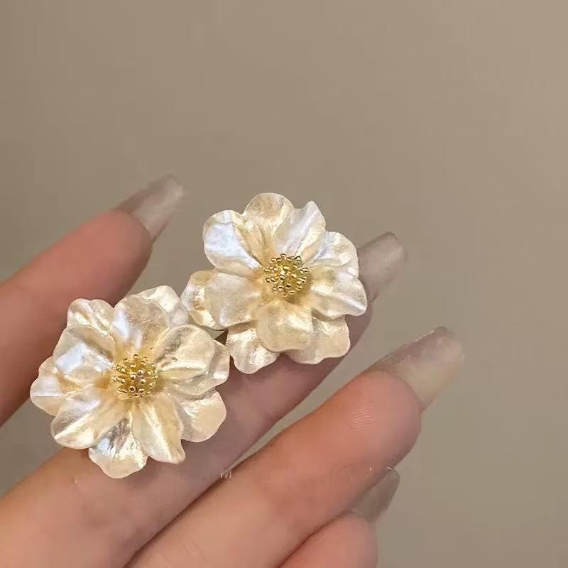 Boucles d'oreilles Fleur Géométrique Élégantes: Clous luxueux et polyvalents pour femmes