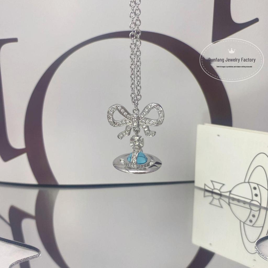 Vivienne Westwood Rosa rosett Orb halsband: Damernas Högkvalitativa 3D Saturnus Nyckelbenskedja med Basketbollberlock.