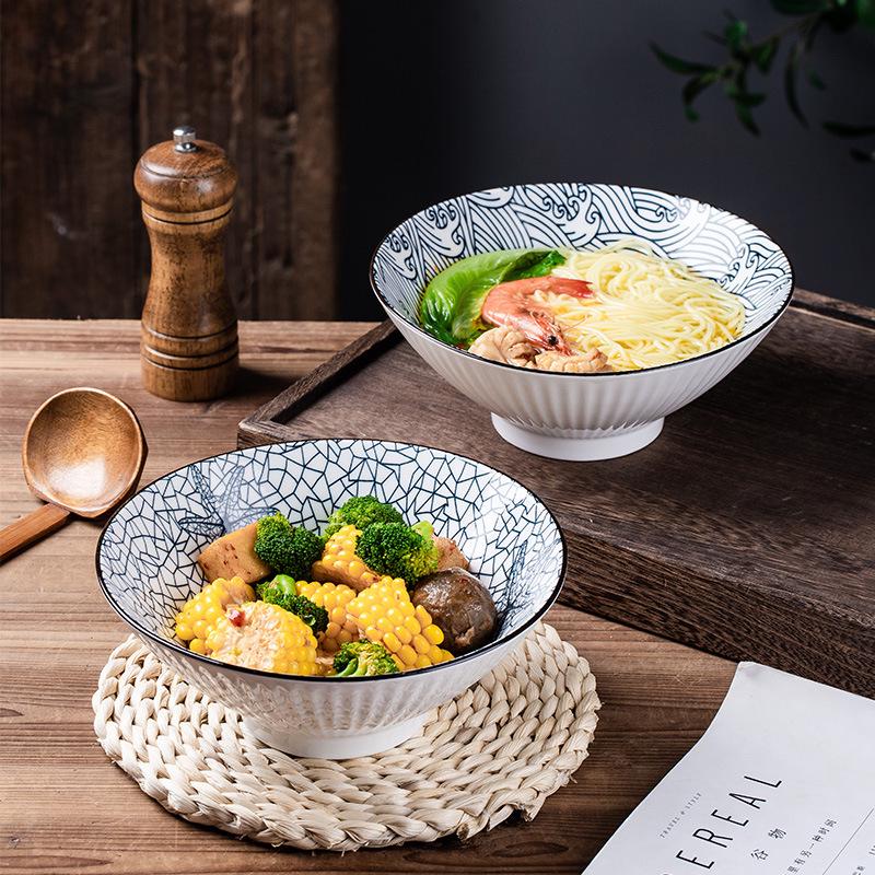 Japanische minimalistische konische Keramikschüssel für Salate und Nudeln