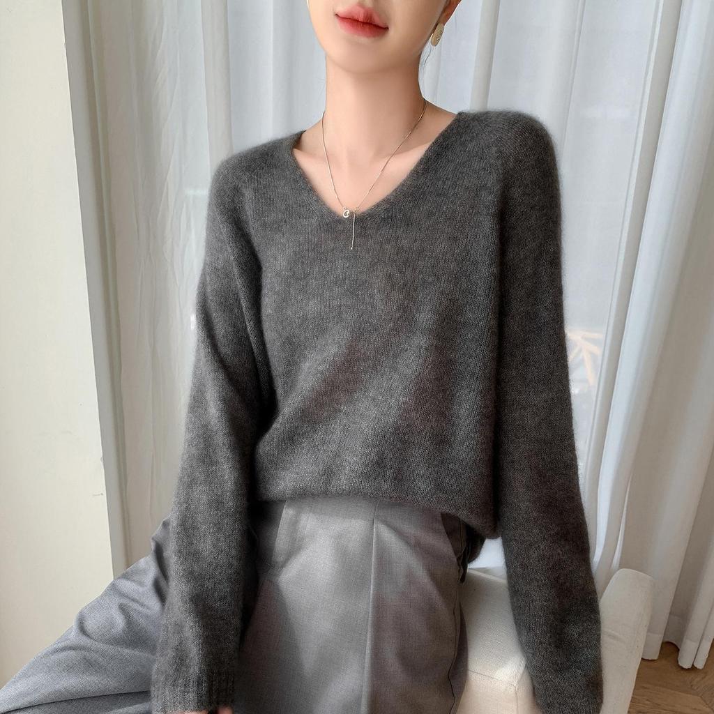 Mulberry Silk V-neck Sweater: Soft, Lightweight Velvet Knit, Women's Loose Fit for Autumn/Winter.