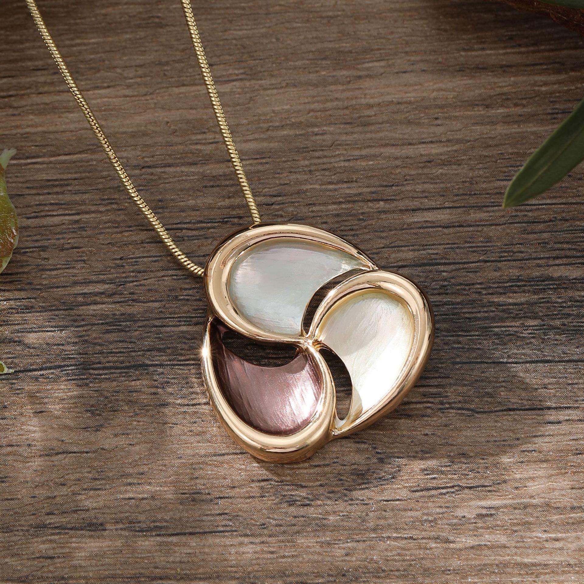 

Новый геометрический полый кулон-клевер с масляной росписью, простая и изысканная женская универсальная цепочка-клевер для шеи