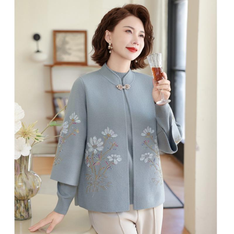 Middle-aged and old women's mother autumn clothes new knitted cardigan two-piece set autumn and winter fashion sweater heavy craft coat