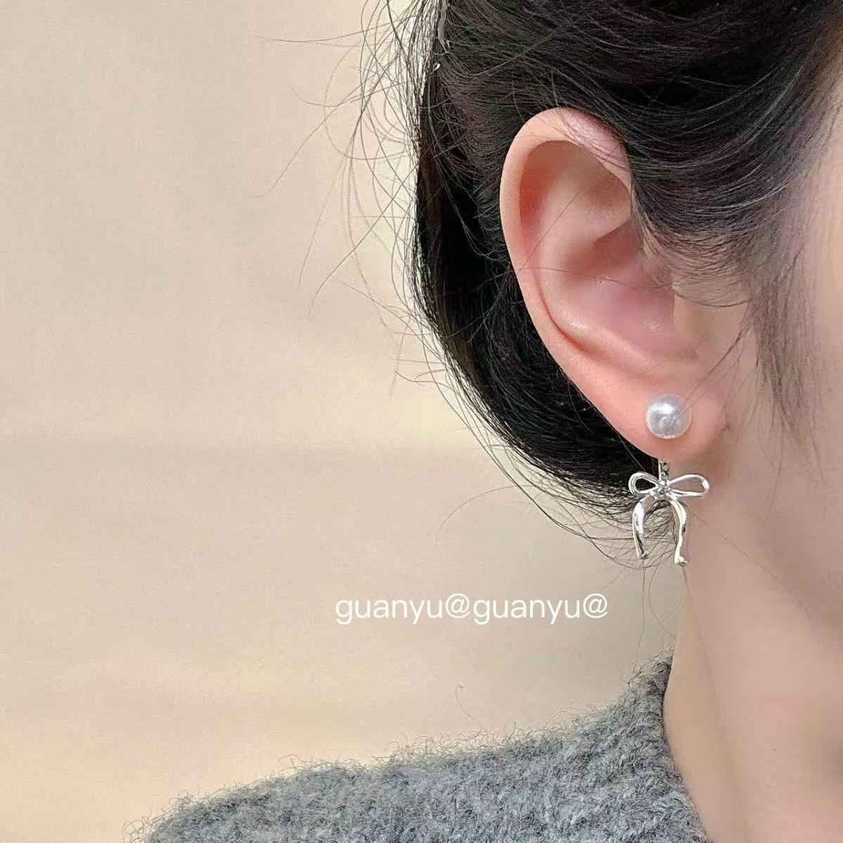 

Серьги из серебра 925 пробы с жемчугом в виде ленты и банта: Элегантный, универсальный и модный E147