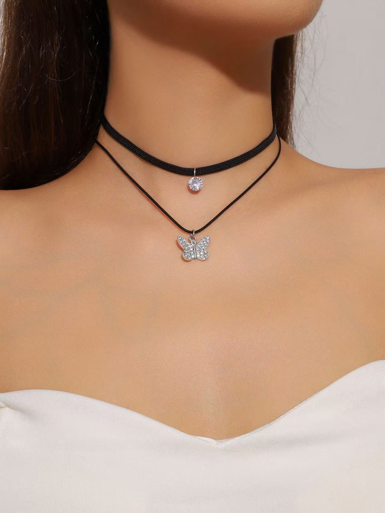 

Simple Flower Plate with Diamond Cross Pendant Necklace Female