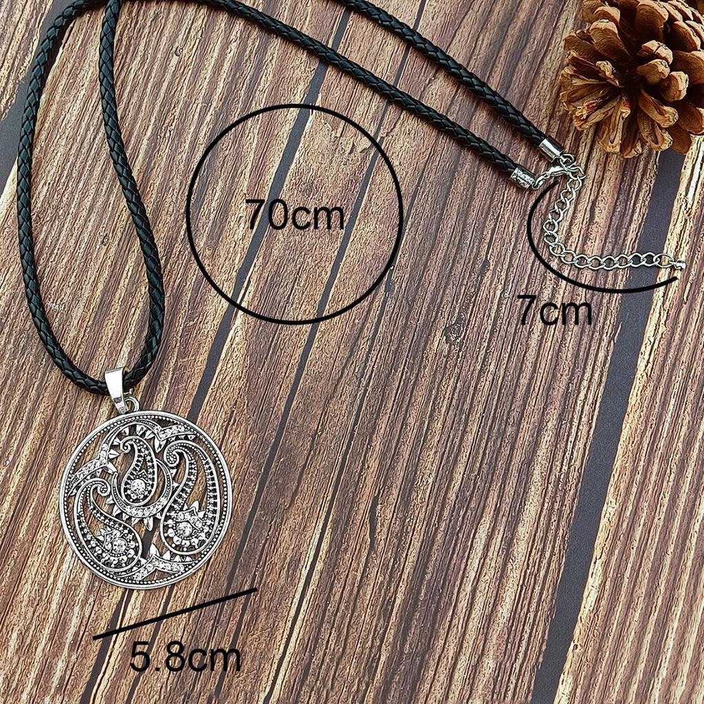 Modne naszyjniki dla kobiet biżuteria