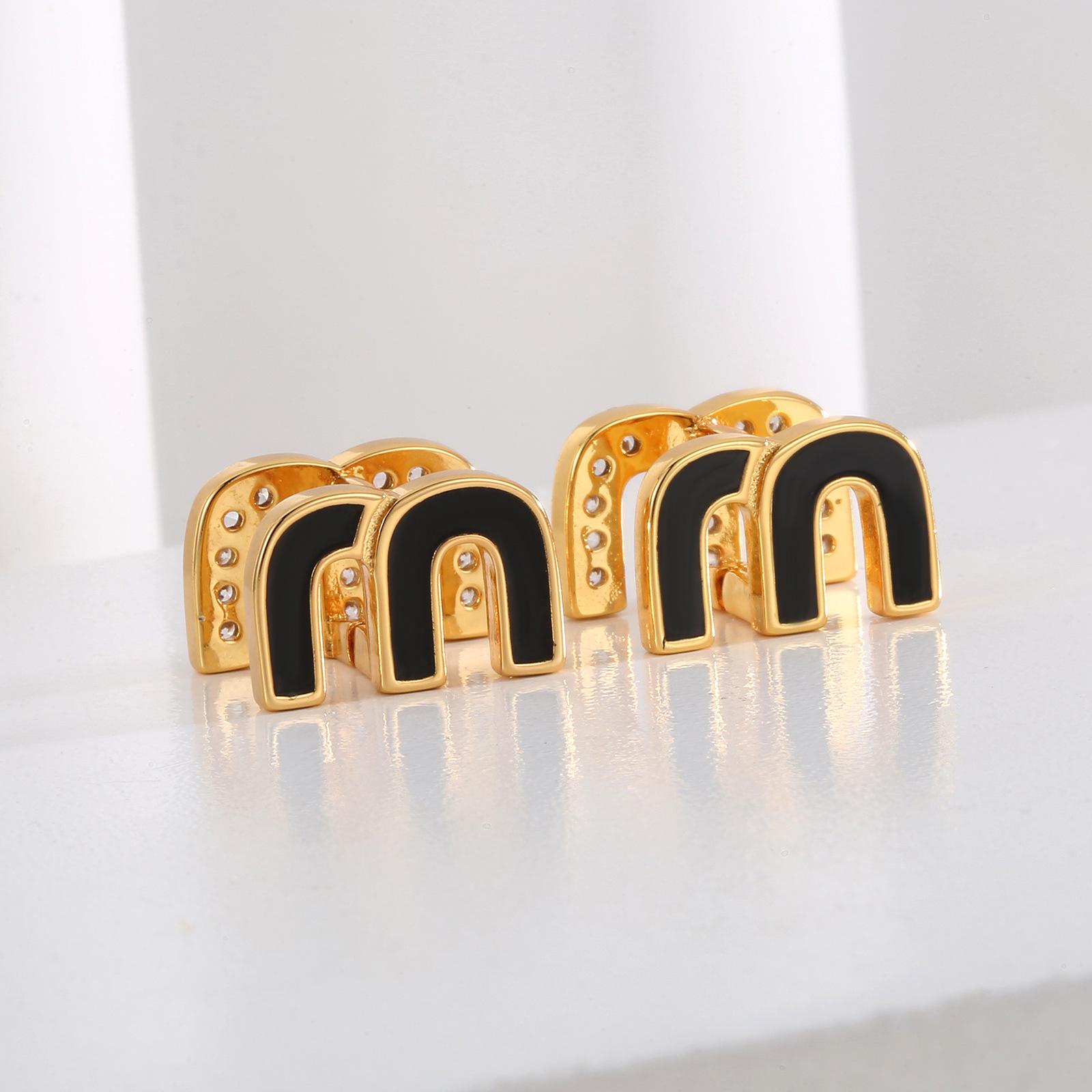 

Модные небольшие ароматы от кутюр легкие роскошные текстуры качественные двухсторонние буквы М цирконовые застежки для ушей серьги высокого класса