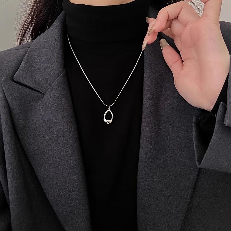 A Simple, Openwork Teardrop-shaped Five-pointed Star Long Necklace, an Ideal Choice for New Year's Day and Valentine's Day.