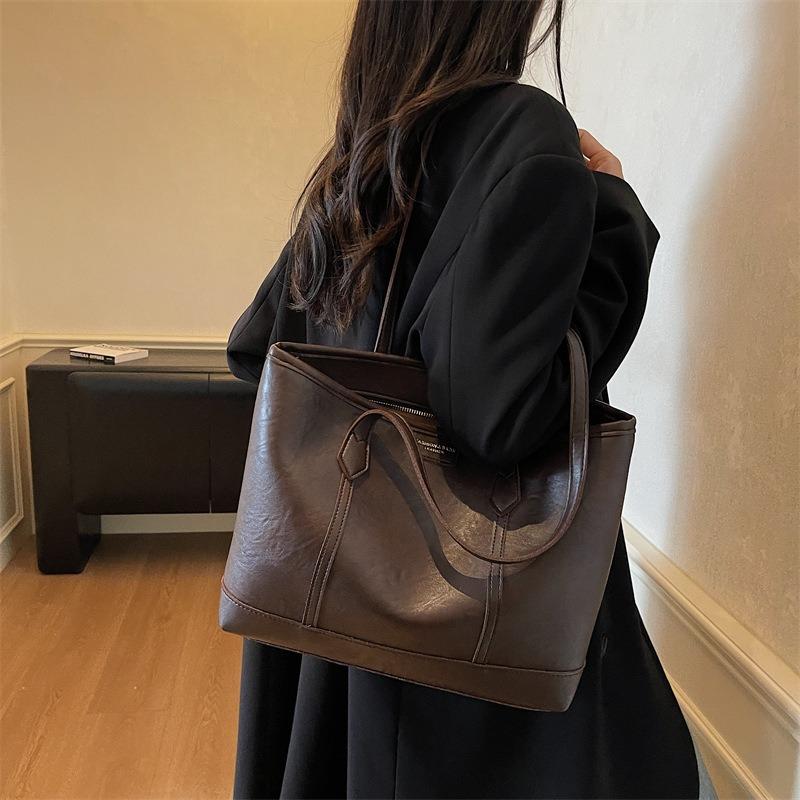 Retro bag women's large-capacity new autumn and winter simple and versatile shoulder bag casual commuter tote bag