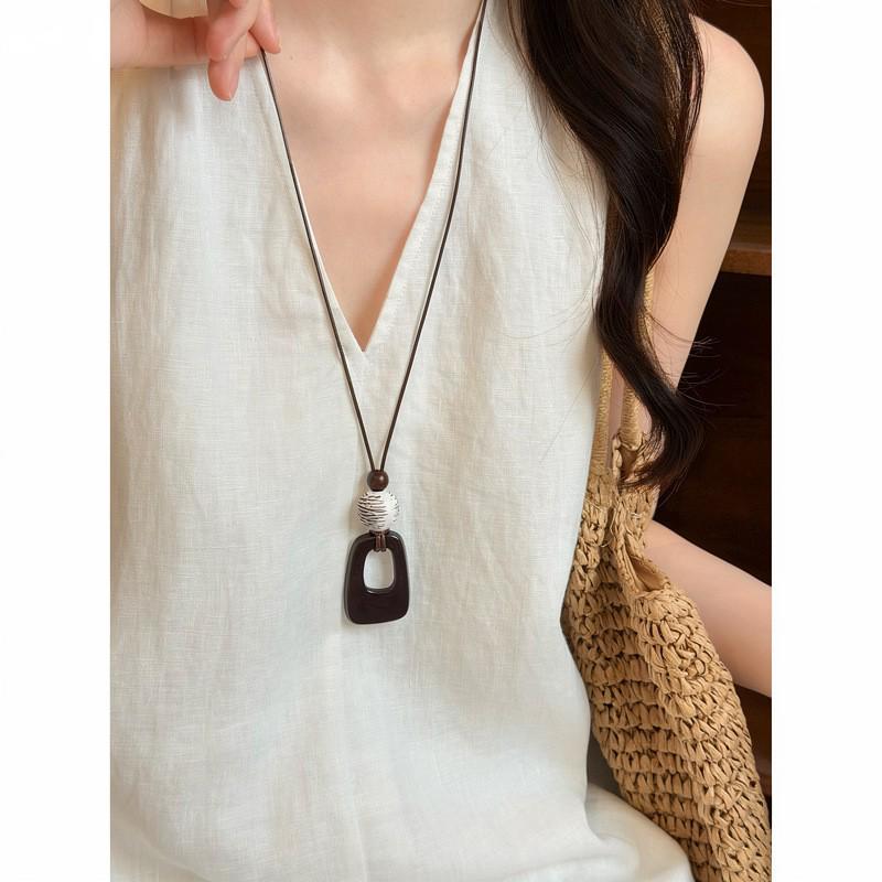 High-End Women's Retro Oval Geometric Resin Necklace