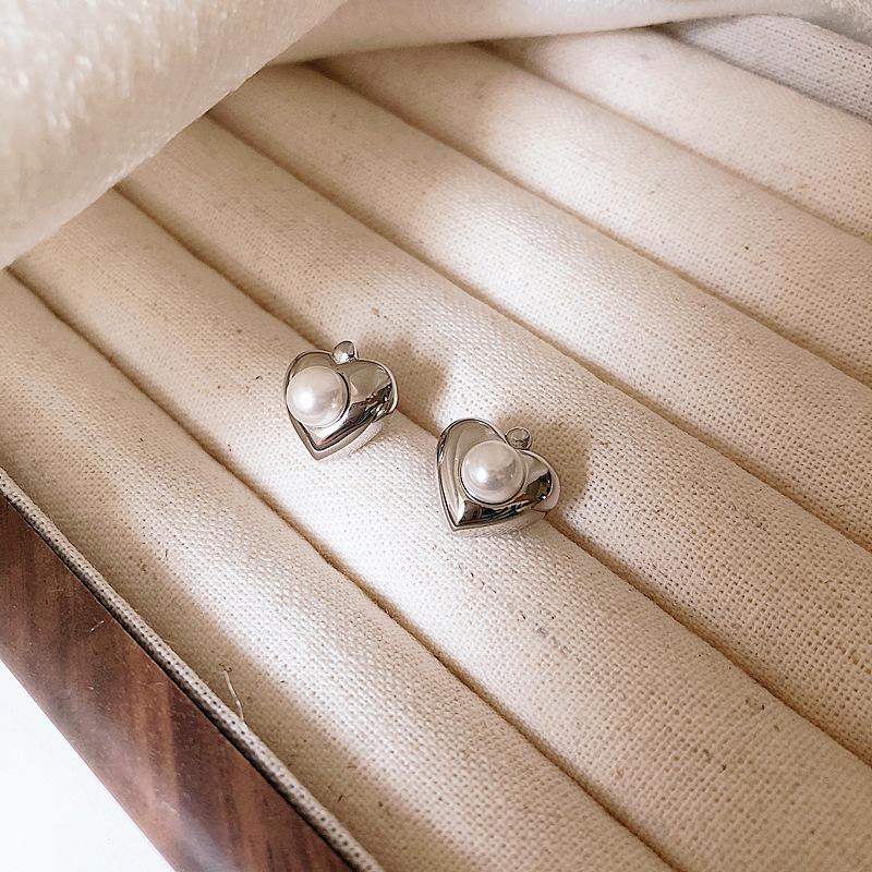 Fashionable Korean Style Pearl Heart Stud Earrings for Women - Artistic and Unique Design