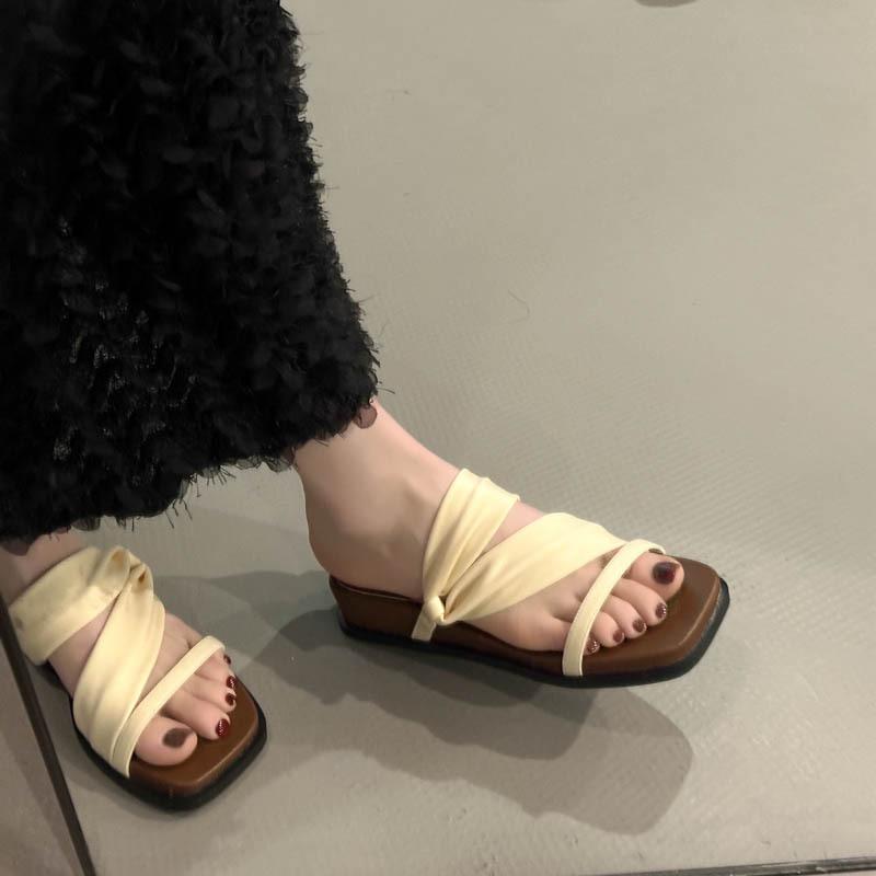 

Soft leather~ thick-soled square head with cool slippers, women wear retro temperament with skirts, sandals, and two slippers. 35
