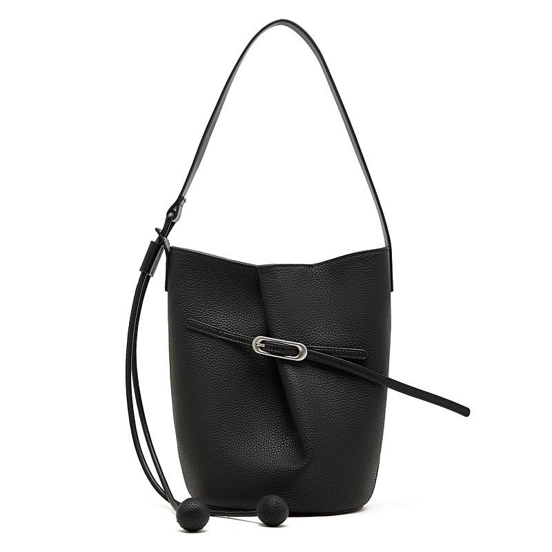 

The First-Layer Cowhide Bucket Bag Has A Simple Design, Commuting Leather, Large-Capacity Versatile Single Shoulder Oblique Span Women S Bag. Mouth 24*bottom 18*13*26 чёрный
