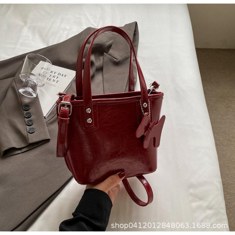 

Summer popular portable bucket bag women s 2025 new fashion oil wax leather messenger bag commuter shoulder bag бордовый