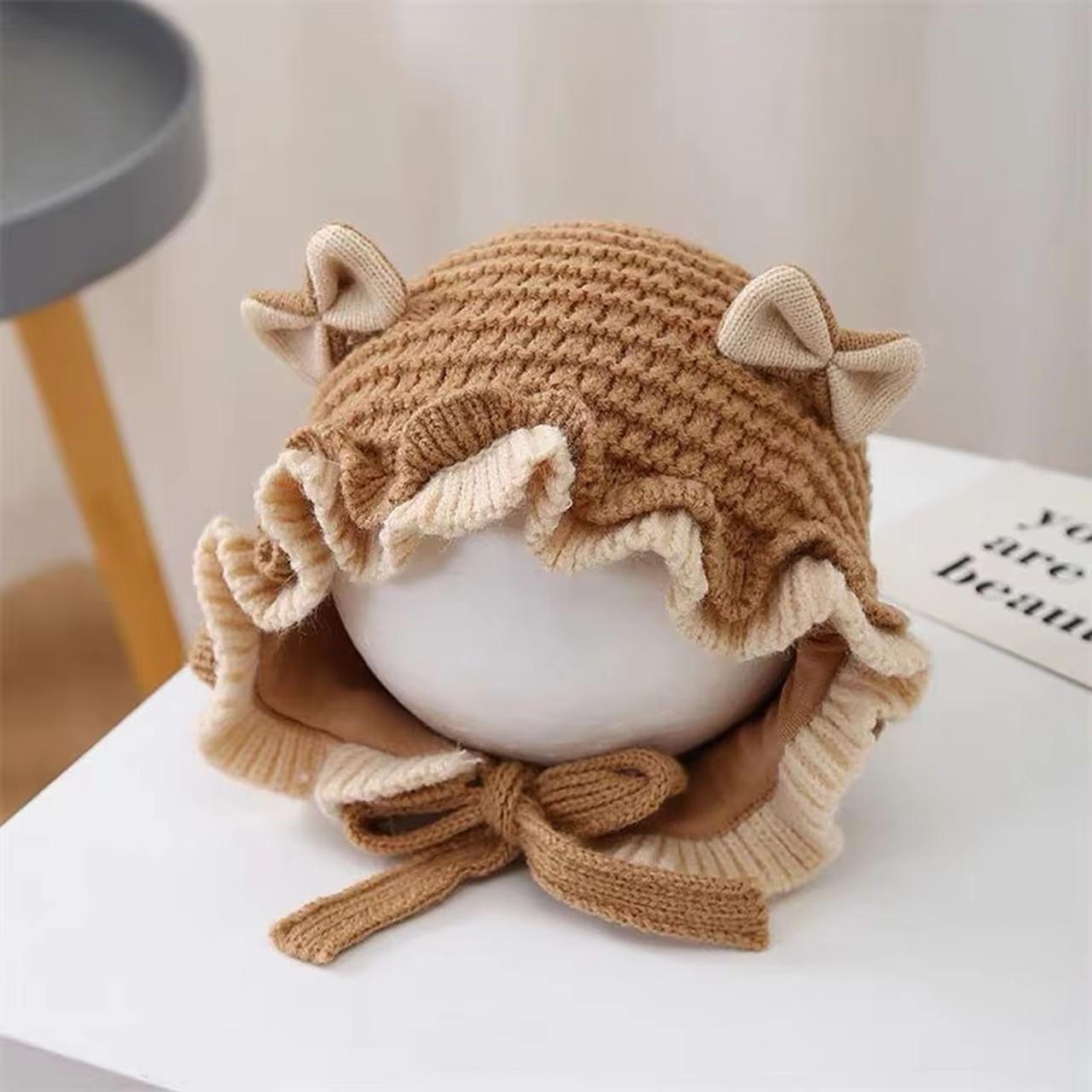 

Мила шапочка з бантиком для дівчинки на зиму, м яка в язана з рюшами, для немовляти, з захистом вух, товста, тепла, вітрозахисна, шапочка-біні з вушками для малюка кавовий