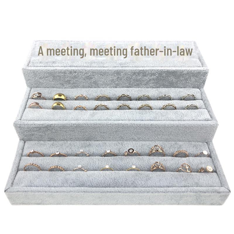 Suport de Expunere Bijuterii din Catifea pentru Inele & Brățări - Formă Trapezoidală cu Accente Aurii și Argintii