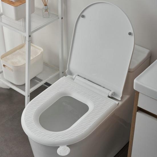 Coussin de Siège de Toilette Surface Douce au Toucher EVA Imperméable Tapis de Toilette Portable Lavable Conception avec Poignée Coussin de Siège de Toilette Hygiénique