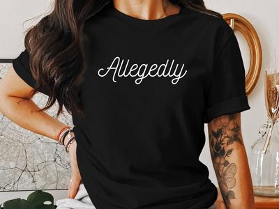 Camisa supuestamente (Versión con Fuente Script) - Camiseta Divertida para Abogado, Regalo de Graduación para Estudiantes de Derecho, Camiseta para Estudiante de Derecho, Camiseta de Facultad de Derecho