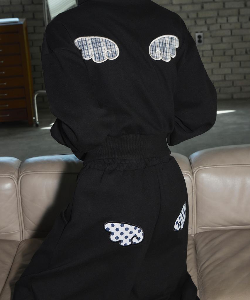 Seulliggeullou Angel Applique Curved Sweatpants [Black]
