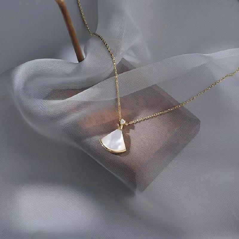 Summer 2024 Women's Fan-Shaped Shell Necklace: Trendy, Light Luxury Clavicle Chain