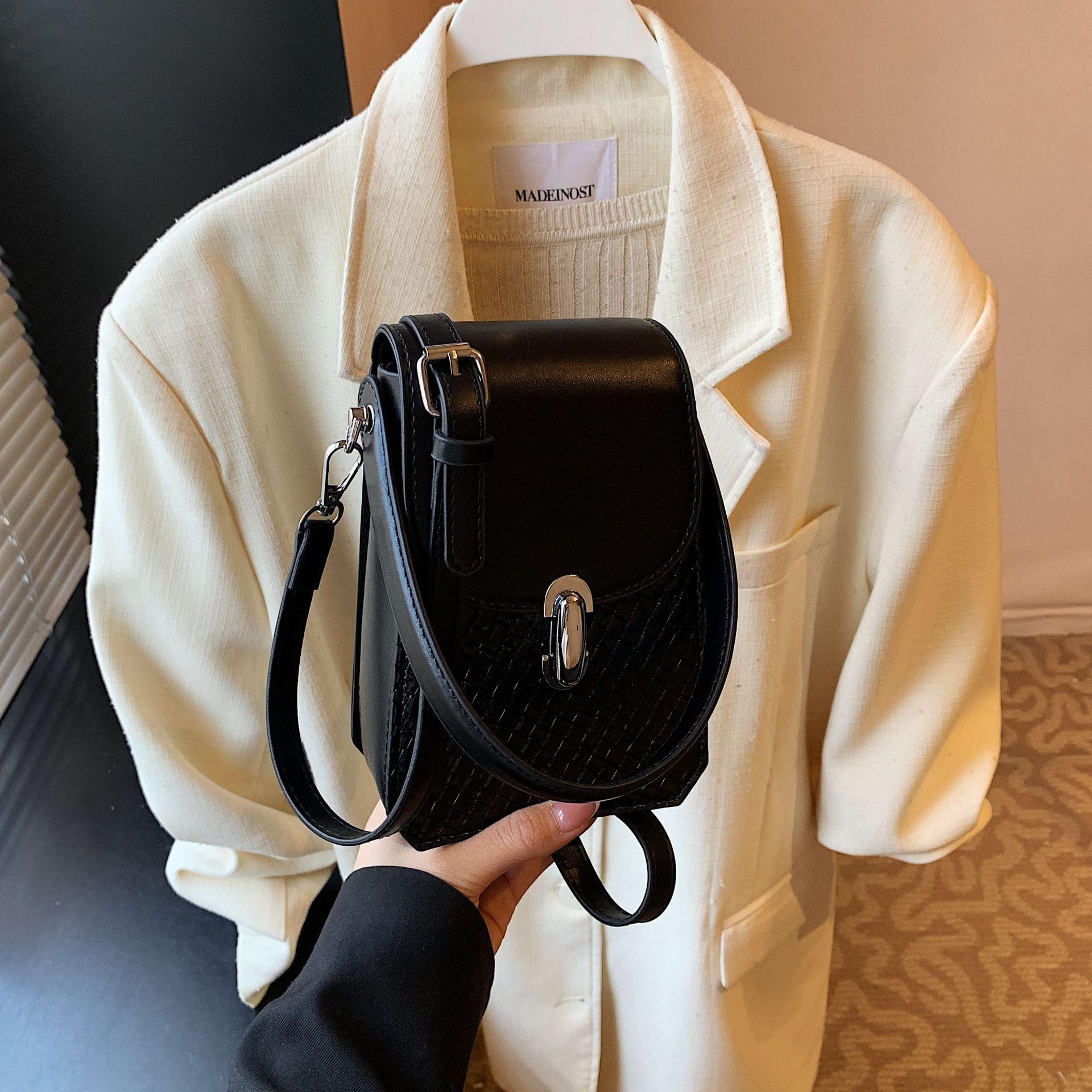 

Popular portable small square bag women s new fashion mobile phone bag commuting versatile shoulder messenger bag чорний