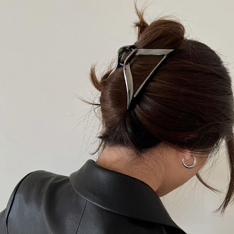 Fashion Metal Triangle Hair Claw Clip Trendy Geometric Large Shark Clip Hairpins for Women Girl Headwear Hair Accessories