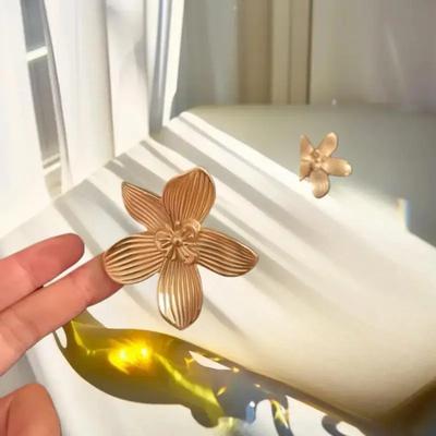 1/2Pcs Petal Drawer Pulls, Artistic Flower Handles for Kitchen Cabinets and Wardrobe, Furniture Door Accessory