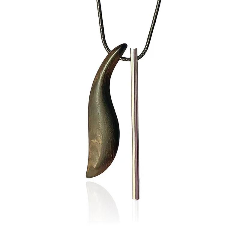 Sandelholz Metallfarben Block Halskette: Luxuriöser minimalistischer unregelmäßiger langer Anhänger.