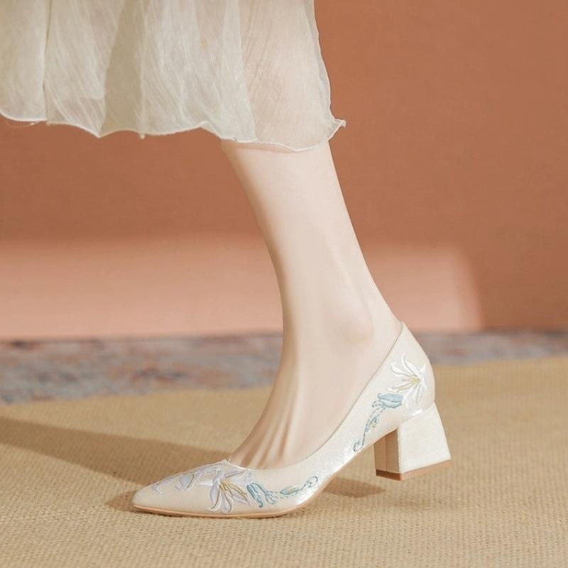 Embroidered single shoes women's new light-colored dress women's shoes are not tired of cheongsam high heels