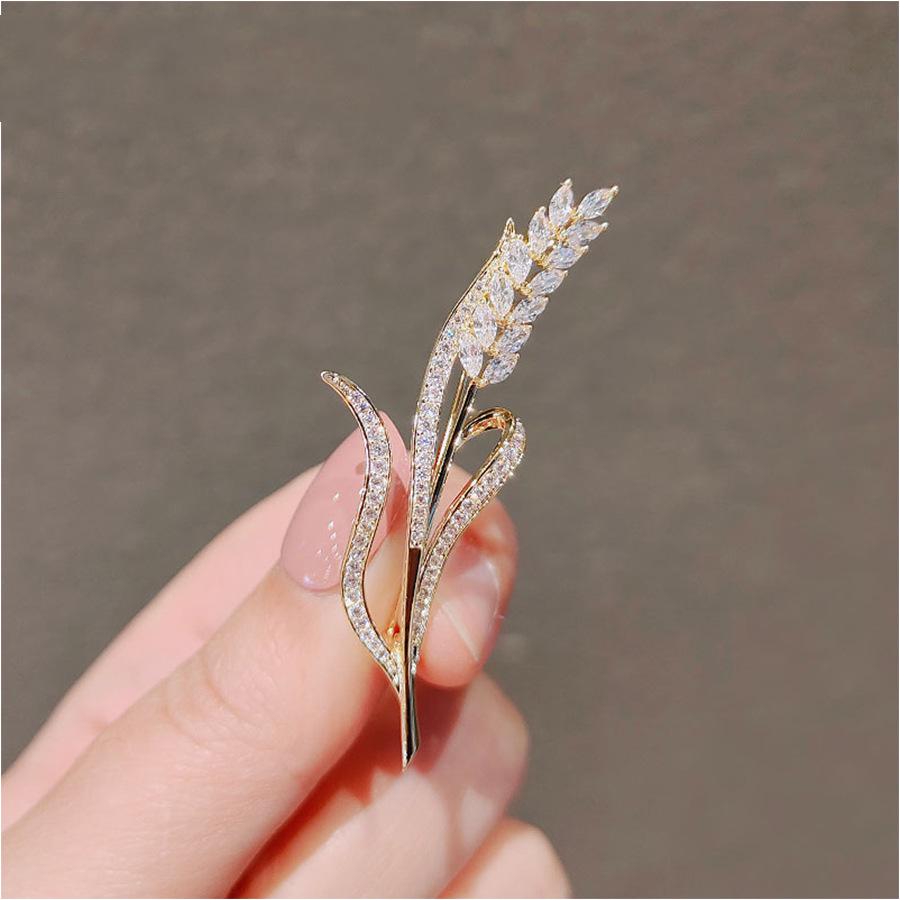 Elegant Pearl Brooch - High-End Minimalist Clothing Accessory