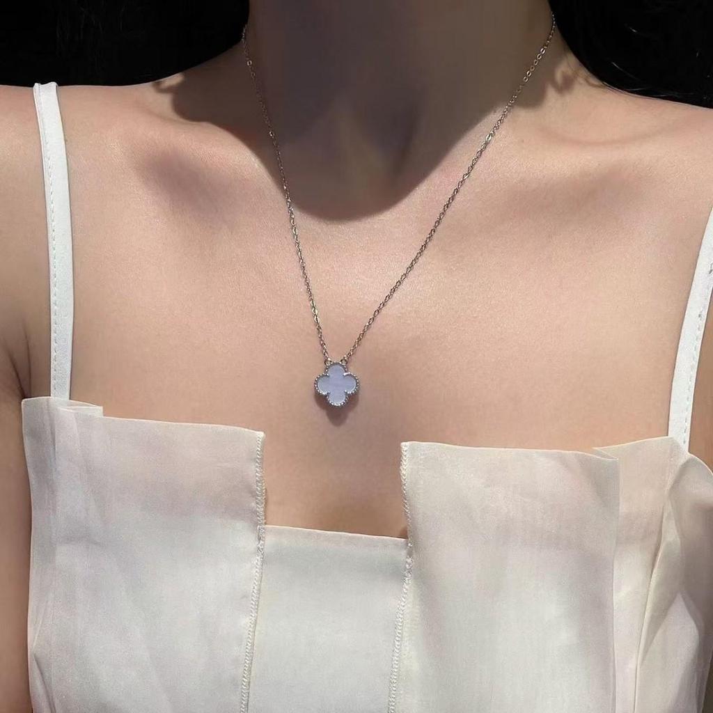 Vergoldetes Kleeblatt-Halskette für Damen: Chalcedon & Perlmutt