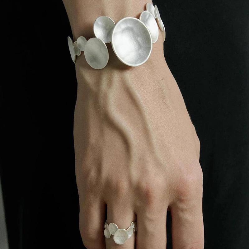 High-End Herbst/Winter Modeaccessoires: Galvanisierter Armreifring - Leichter Luxus, Nischendesign, Vielseitiger Stil für Frauen
