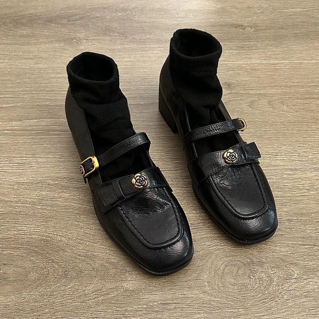 Single shoes women's new leather shoes commuter flat thick heel retro French one-word buckle with camellia Mary Jane shoes