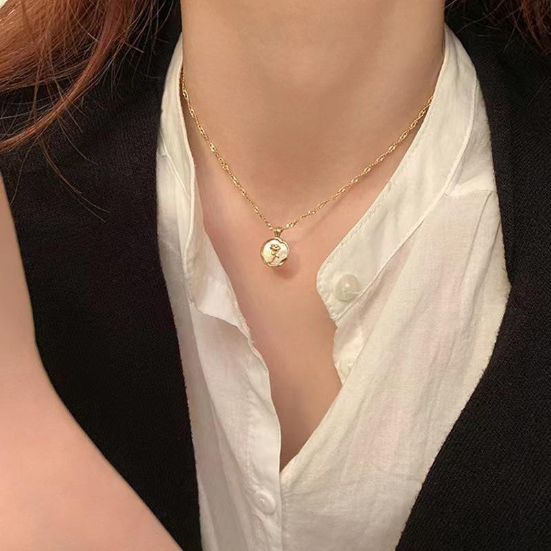 French Retro White Mother-of-Pearl Rose Necklace for Women - High-End Summer Luxury Design Clavicle Accessory