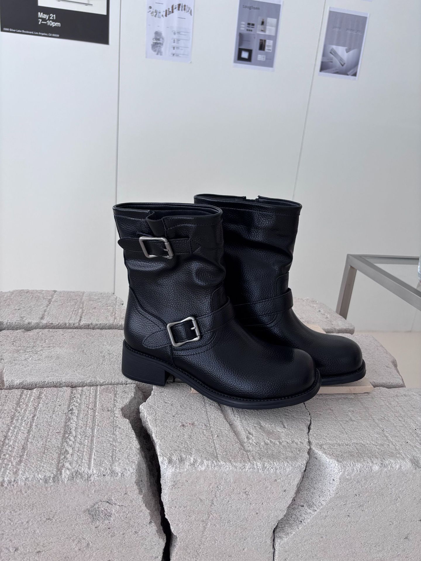 

2025 autumn and winter round head thick heel short boots versatile and thin sleeve locomotive boots belt buckle cowboy boots 39 чорний