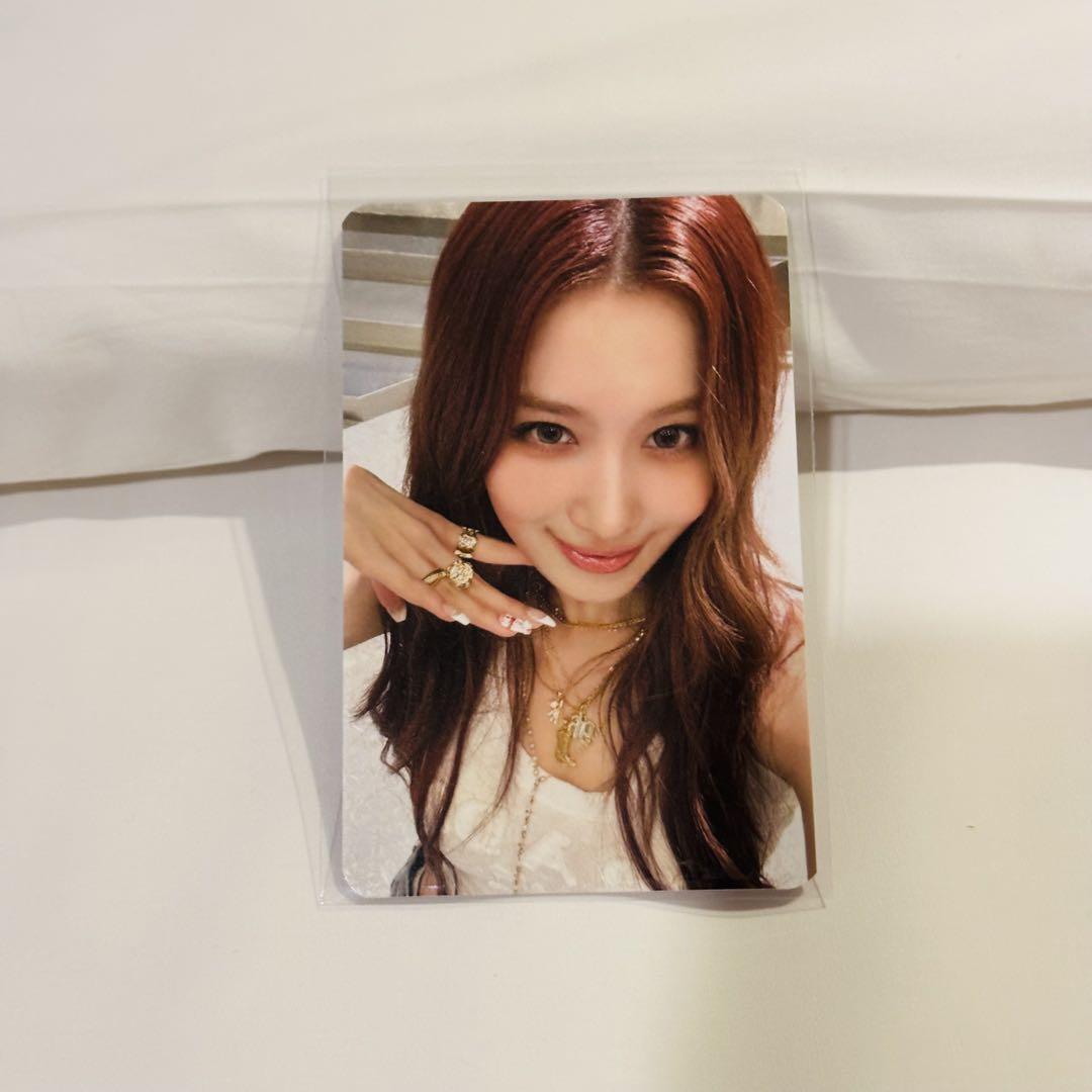 

[USED] Anonymous Shipping Lucky Draw Trading Card Sana