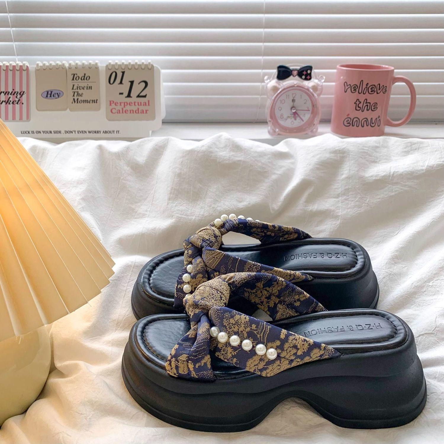 

Muffin platform slippers women s summer wear 2025 new with skirt cool slippers retro embroidered pearl beach sandals 40 лавандовый