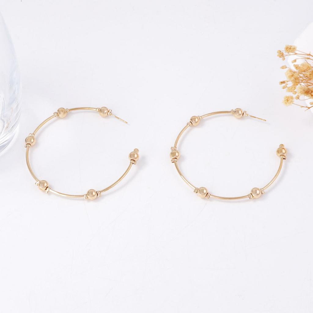 European and American light luxury style, high-end feel, large C-shaped circle geometric spherical stud earrings, versatile punk