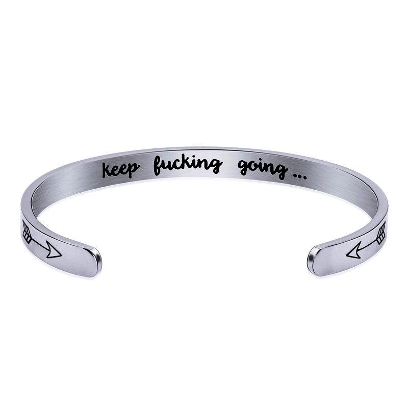 

Быстро продаваемый браслет из титановой стали со стрелкой Keep Fucking Go, браслет из нержавеющей стали с надписью