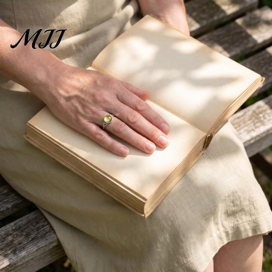 Hollow Vine Ring Color Changing Mood Ring, Temperature Sensitive Stone with Adjustable Alloy Vintage Band, Sweet Fashion Jewelry Gift for Women