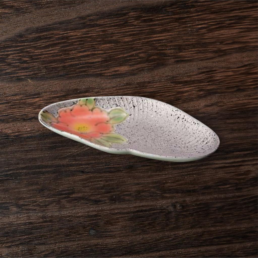 Takumifu Arita Ware 20cm Platinum Flower-Shaped Long Plate in an Ark Shell Design, Made in Japan